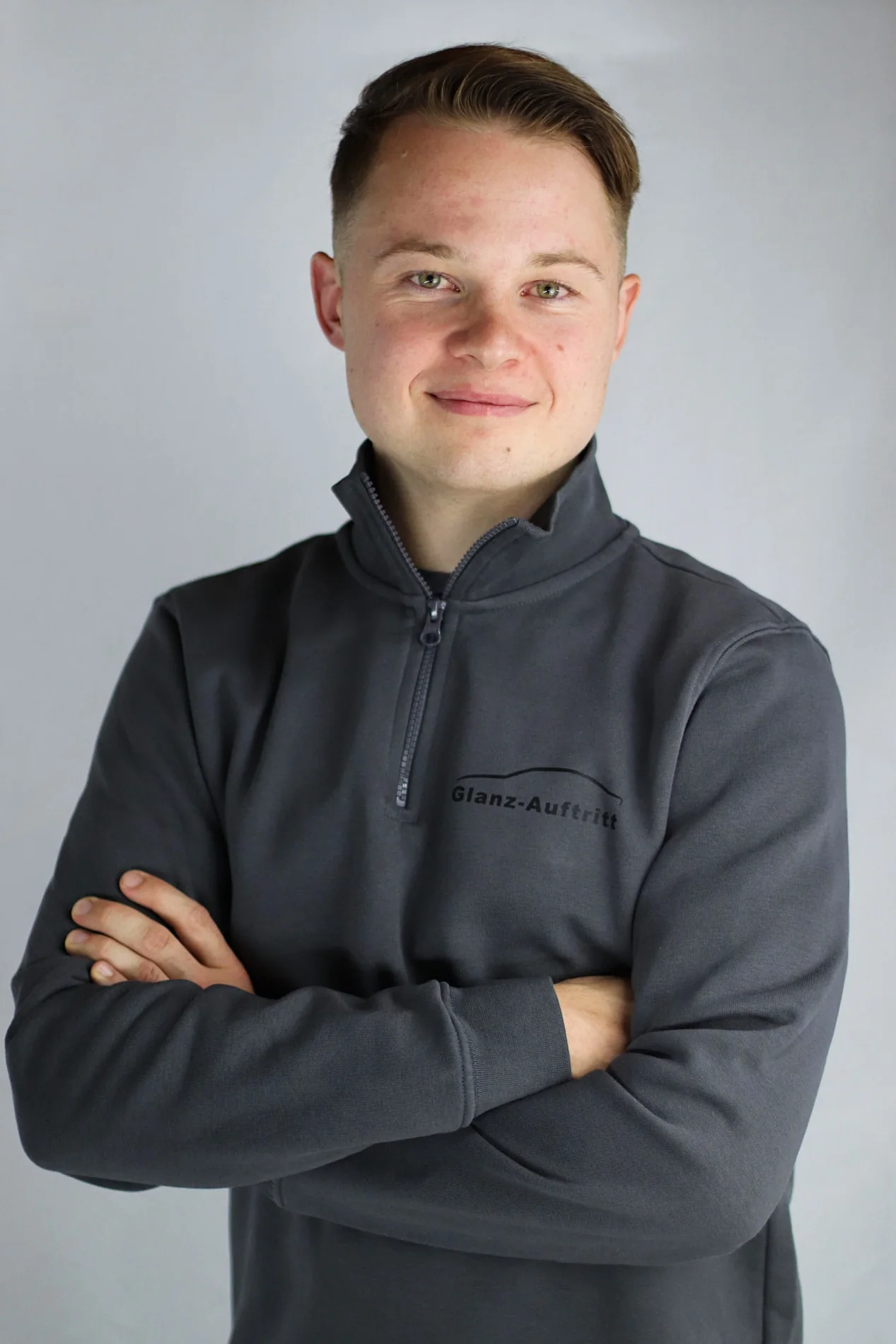 Inhaber von Glanz-Auftritt in Arbeitskleidung